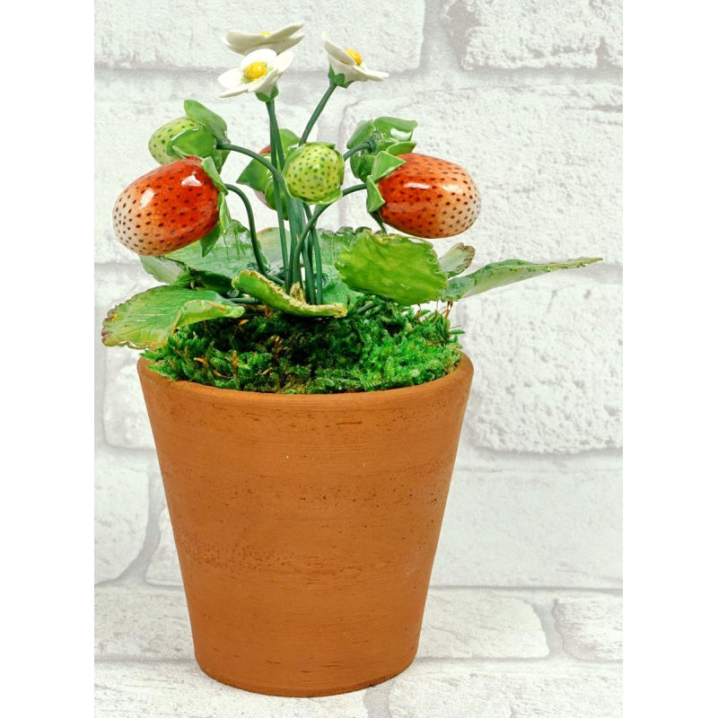 Didier Gardillou "Aardbeiplant", hyperrealistisch stilleven in porselein, trompe-l'oeil fruit, 21e eeuw