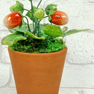 Didier Gardillou "Strawberry Plant" hyperrealistic still life sculpture in porcelain, trompe l'oeil fruit, 21st century