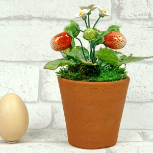 Didier Gardillou "Pied de fraisier" sculpture nature morte hyperréaliste en porcelaine, fruits en trompe l'oeil, XXIe siècle