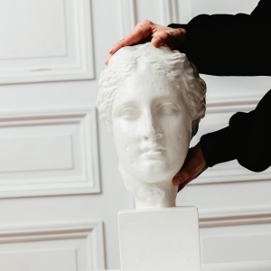 Vrouwenbuste, reproductie van het hoofd van Hygieia in gips.