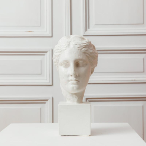 Buste féminin reproduction de la tête d’Hygie en plâtre
