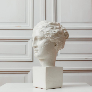 Buste féminin reproduction de la tête d’Hygie en plâtre