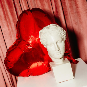 Vrouwenbuste, reproductie van het hoofd van Hygieia in gips.