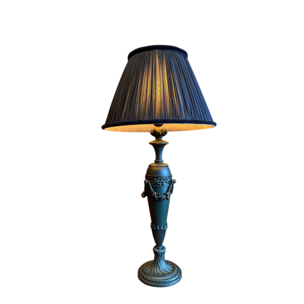 Klassieke messing lampvoet, geplooide lampenkap van Chinese HABOTAI-zijde, versieringen uit de Ile de France.