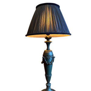 Klassieke messing lampvoet, geplooide lampenkap van Chinese HABOTAI-zijde, versieringen uit de Ile de France.