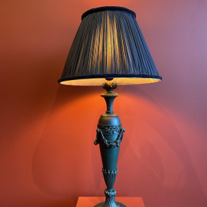 Classic brass lamp base, pleated lampshade in China HABOTAI silk, Ile de France trimmings