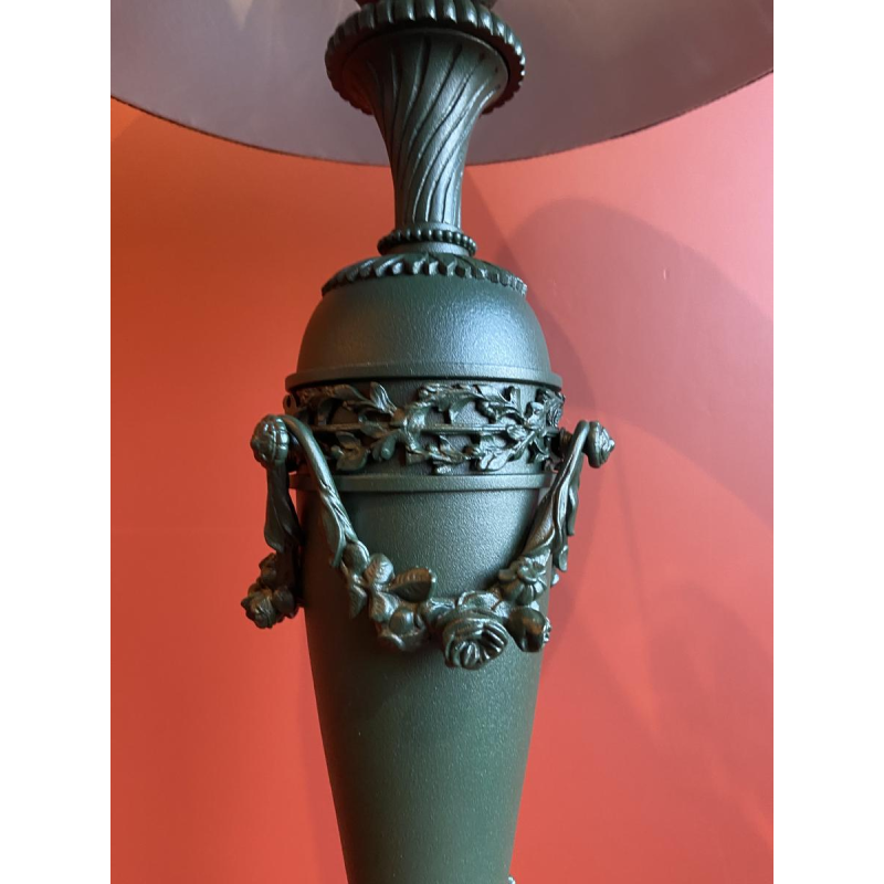 Classic brass lamp base, pleated lampshade in China HABOTAI silk, Ile de France trimmings