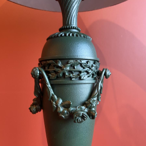 Klassieke messing lampvoet, geplooide lampenkap van Chinese HABOTAI-zijde, versieringen uit de Ile de France.