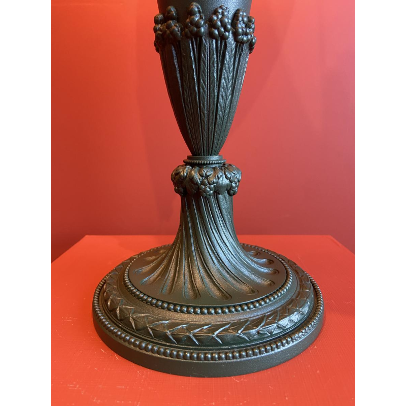 Klassieke messing lampvoet, geplooide lampenkap van Chinese HABOTAI-zijde, versieringen uit de Ile de France.