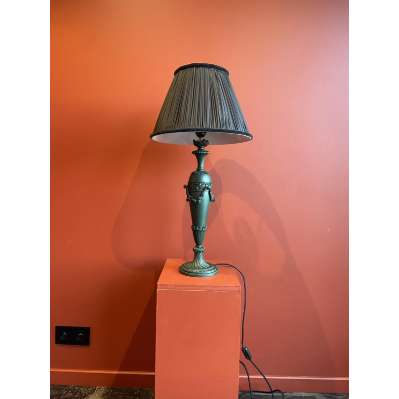 Classic brass lamp base, pleated lampshade in China HABOTAI silk, Ile de France trimmings