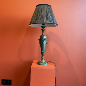 Klassieke messing lampvoet, geplooide lampenkap van Chinese HABOTAI-zijde, versieringen uit de Ile de France.