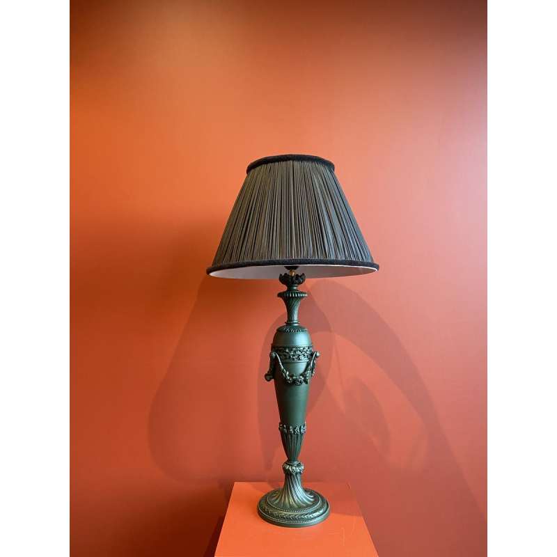 Klassieke messing lampvoet, geplooide lampenkap van Chinese HABOTAI-zijde, versieringen uit de Ile de France.