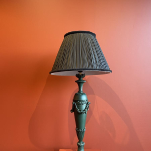 Pied de lampe classique en laiton, abat-jour plissé en Soie China HABOTAI, passementeries Ile de France