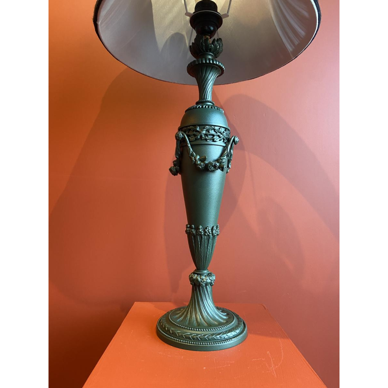 Klassieke messing lampvoet, geplooide lampenkap van Chinese HABOTAI-zijde, versieringen uit de Ile de France.