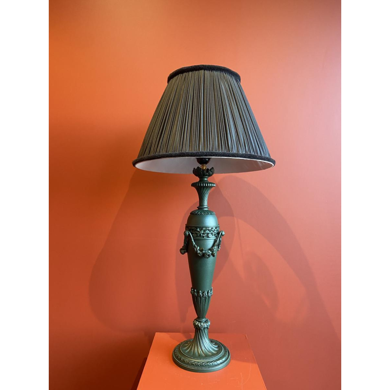 Klassieke messing lampvoet, geplooide lampenkap van Chinese HABOTAI-zijde, versieringen uit de Ile de France.