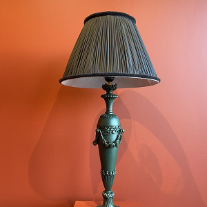 Klassieke messing lampvoet, geplooide lampenkap van Chinese HABOTAI-zijde, versieringen uit de Ile de France.