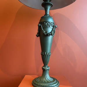 Klassieke messing lampvoet, geplooide lampenkap van Chinese HABOTAI-zijde, versieringen uit de Ile de France.