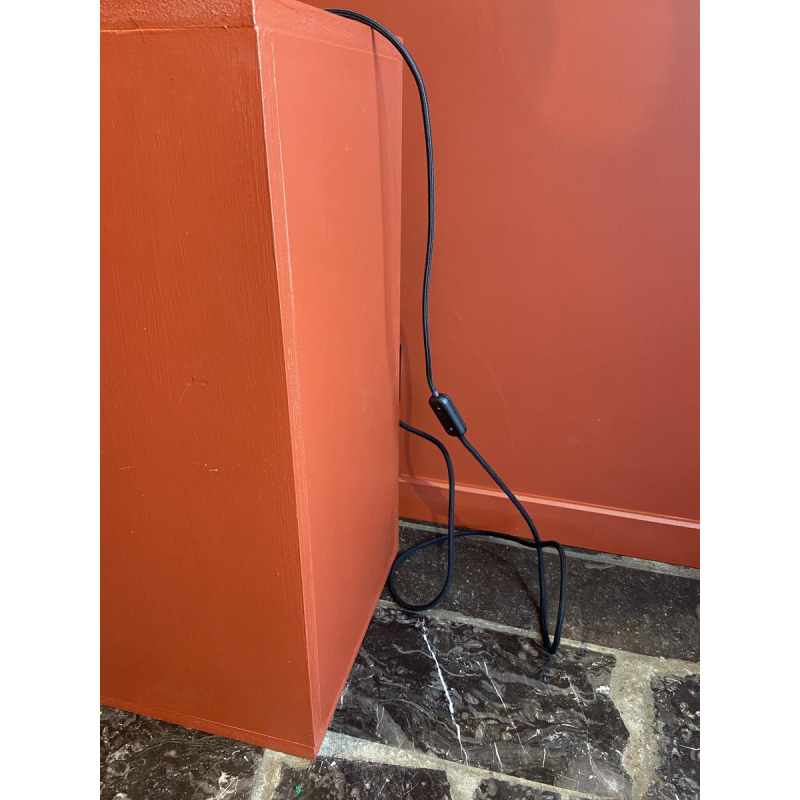 Klassieke messing lampvoet, geplooide lampenkap van Chinese HABOTAI-zijde, versieringen uit de Ile de France.