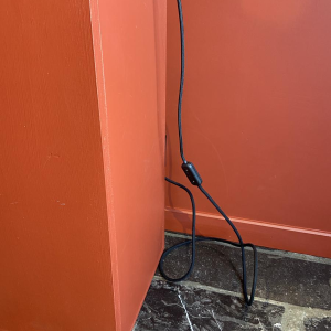 Pied de lampe classique en laiton, abat-jour plissé en Soie China HABOTAI, passementeries Ile de France