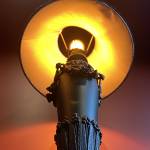 Pied de lampe classique en laiton, abat-jour plissé en Soie China HABOTAI, passementeries Ile de France