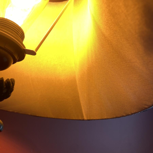 Klassieke messing lampvoet, geplooide lampenkap van Chinese HABOTAI-zijde, versieringen uit de Ile de France.