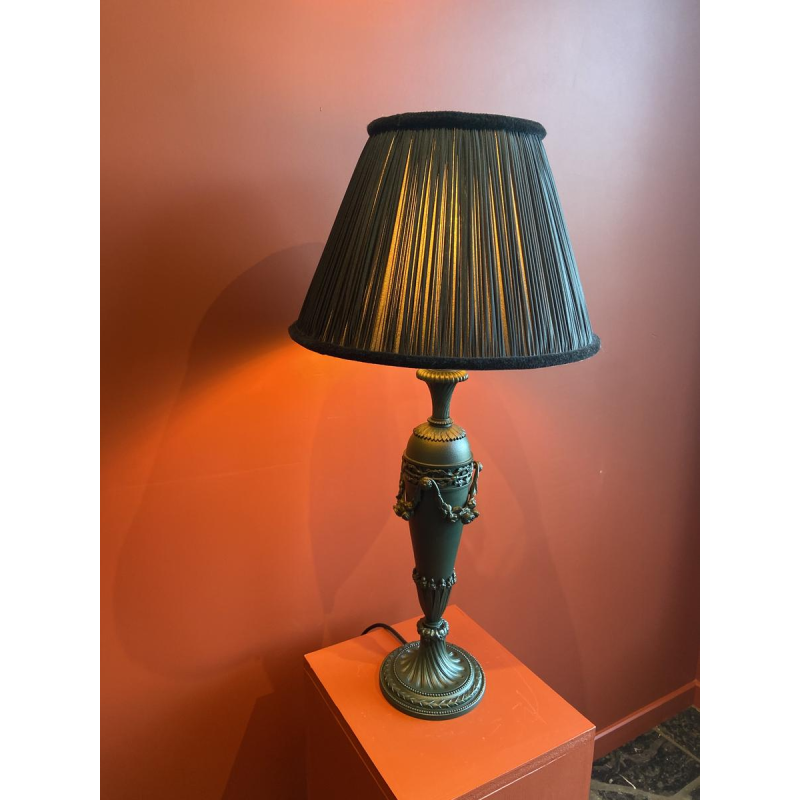 Classic brass lamp base, pleated lampshade in China HABOTAI silk, Ile de France trimmings