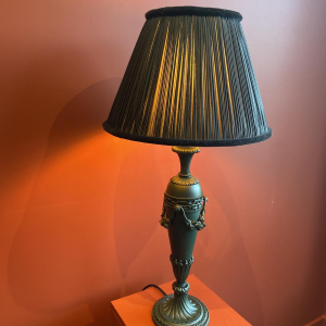 Classic brass lamp base, pleated lampshade in China HABOTAI silk, Ile de France trimmings