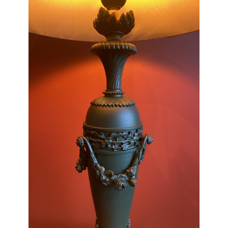 Pied de lampe classique en laiton, abat-jour plissé en Soie China HABOTAI, passementeries Ile de France