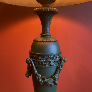 Klassieke messing lampvoet, geplooide lampenkap van Chinese HABOTAI-zijde, versieringen uit de Ile de France.