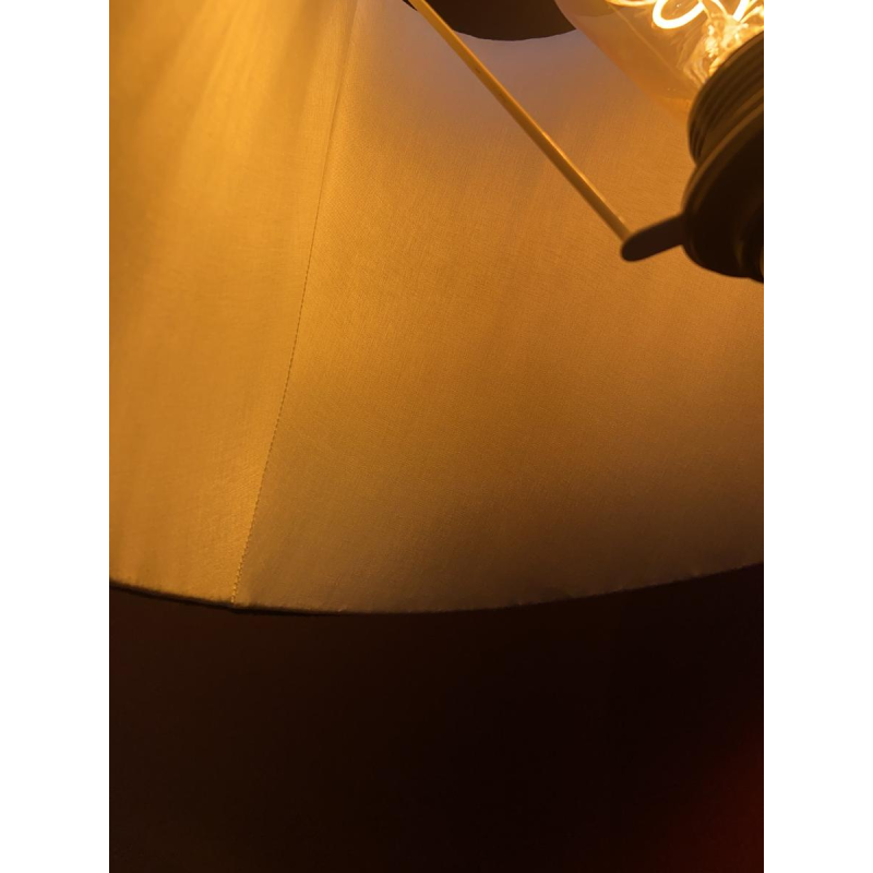 Klassieke messing lampvoet, geplooide lampenkap van Chinese HABOTAI-zijde, versieringen uit de Ile de France.