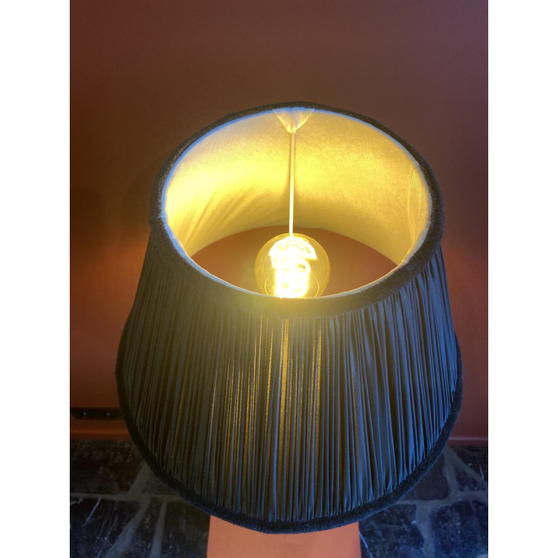 Pied de lampe classique en laiton, abat-jour plissé en Soie China HABOTAI, passementeries Ile de France