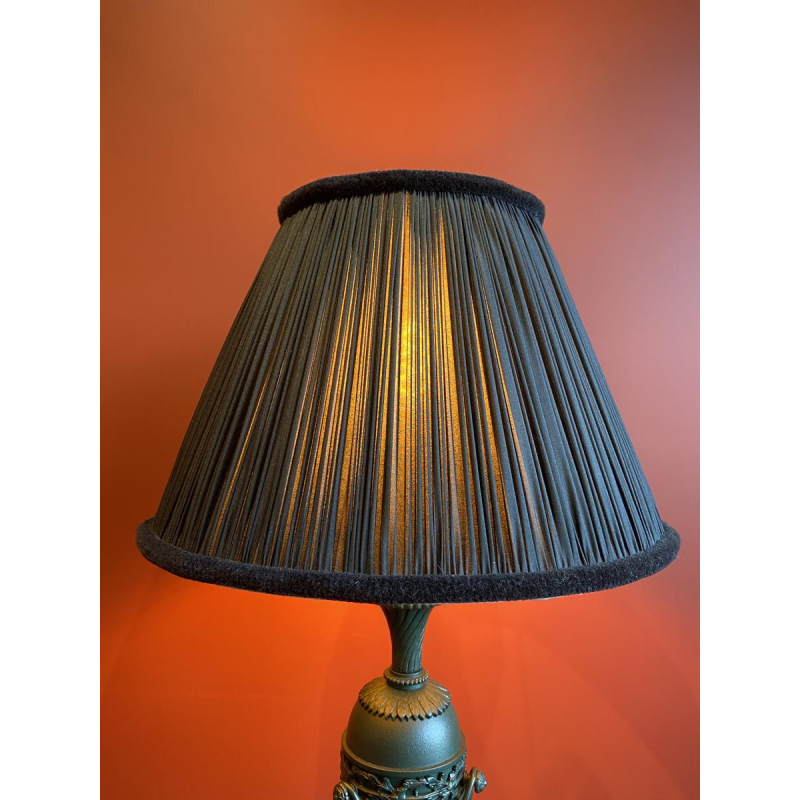 Klassieke messing lampvoet, geplooide lampenkap van Chinese HABOTAI-zijde, versieringen uit de Ile de France.