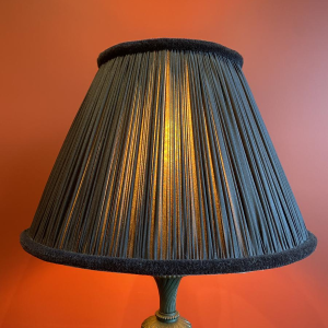 Pied de lampe classique en laiton, abat-jour plissé en Soie China HABOTAI, passementeries Ile de France