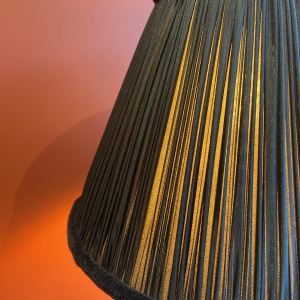 Pied de lampe classique en laiton, abat-jour plissé en Soie China HABOTAI, passementeries Ile de France