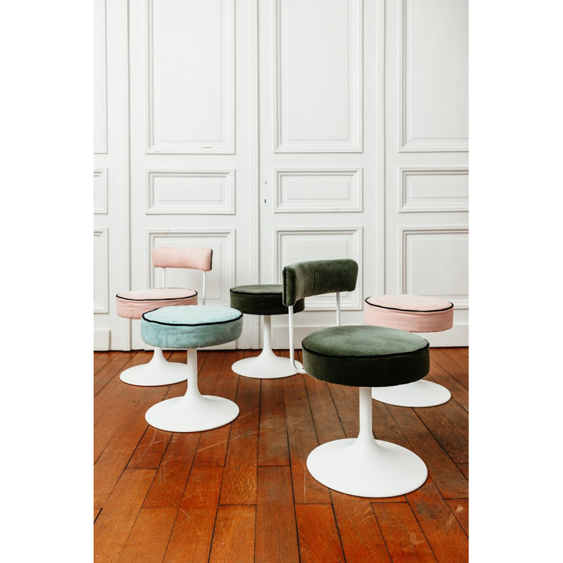 Set van krukken en stoelen met tulpvormige poten, circa 1960.