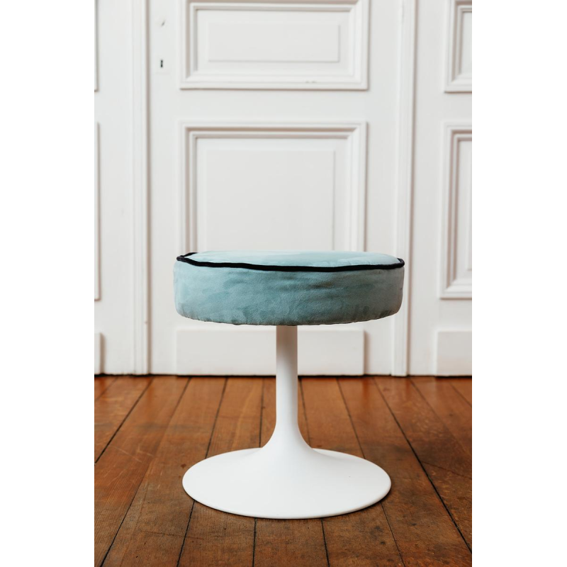 Set van krukken en stoelen met tulpvormige poten, circa 1960.