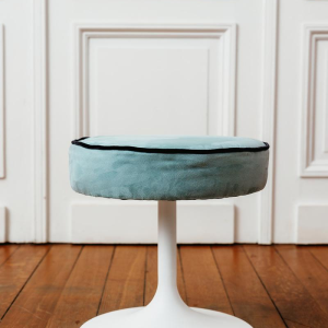 Set van krukken en stoelen met tulpvormige poten, circa 1960.