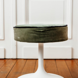 Set van krukken en stoelen met tulpvormige poten, circa 1960.