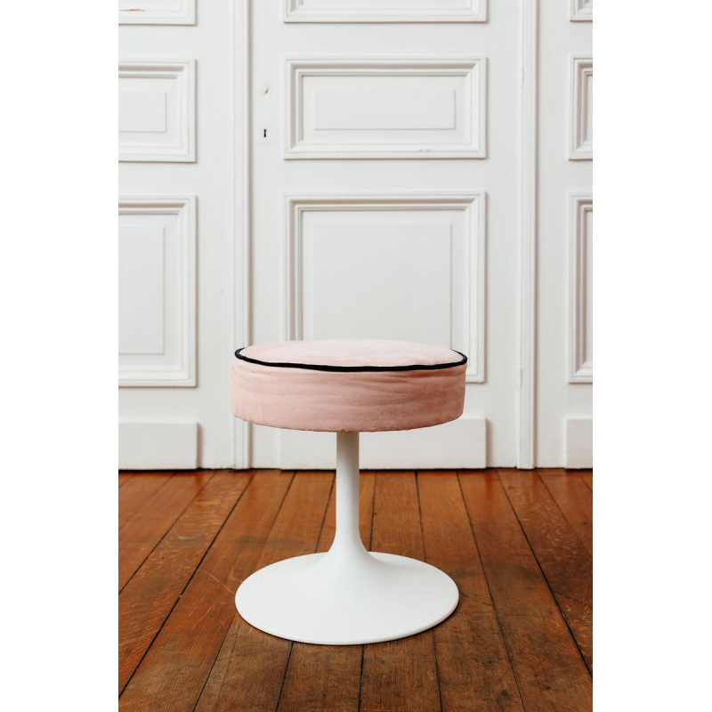 Set van krukken en stoelen met tulpvormige poten, circa 1960.