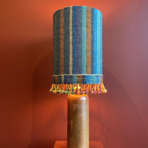 Lampe "Bouteille en grès" abat-jour bleu multicolore en tissé à la main d'Inde