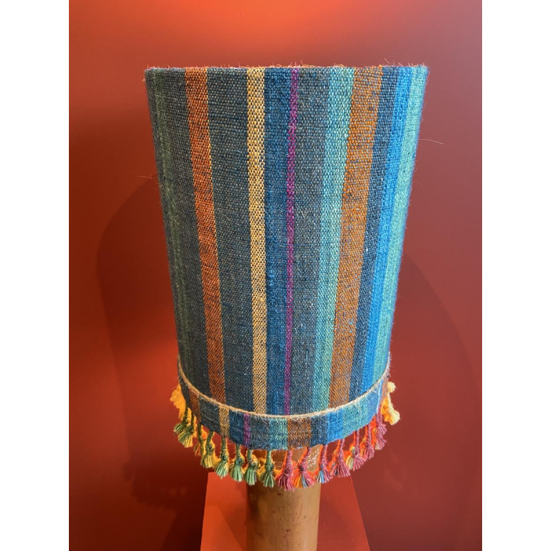 Lamp in de vorm van een "stenen fles" met een blauwe en veelkleurige lampenkap, handgeweven in India.