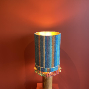 Lampe "Bouteille en grès" abat-jour bleu multicolore en tissé à la main d'Inde