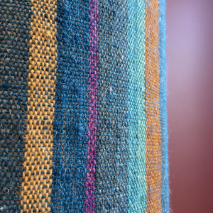 Lampe "Bouteille en grès" abat-jour bleu multicolore en tissé à la main d'Inde