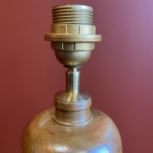 Lamp in de vorm van een "stenen fles" met een blauwe en veelkleurige lampenkap, handgeweven in India.