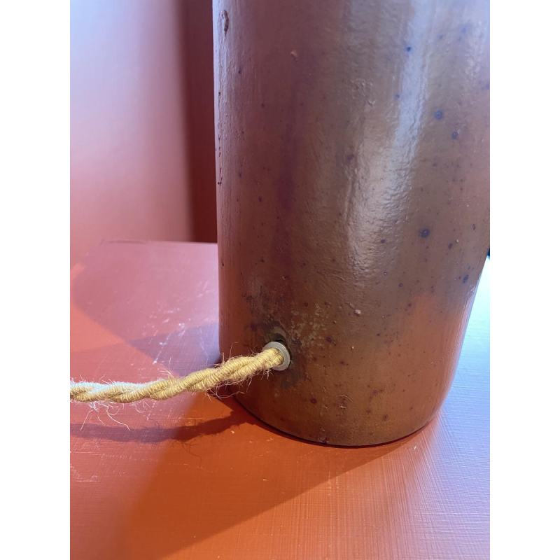 Lamp in de vorm van een "stenen fles" met een blauwe en veelkleurige lampenkap, handgeweven in India.