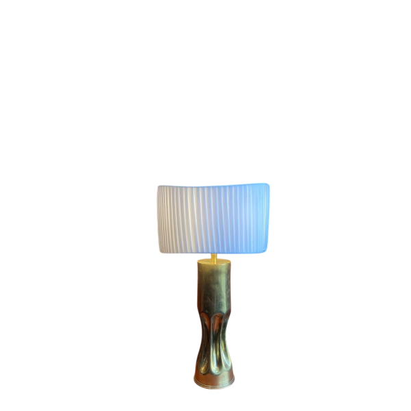 Handgemaakte lamp met geplooide, golvende cilindrische kap en messing fitting.