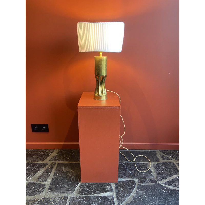 Lampe artisanale avec abat-jour cylindrique ondulé plissé et douille d'obus en laiton