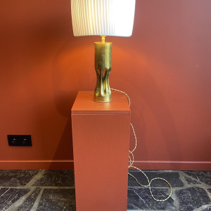 Lampe artisanale avec abat-jour cylindrique ondulé plissé et douille d'obus en laiton