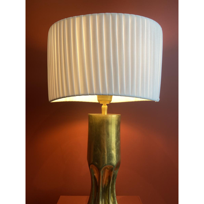 Lampe artisanale avec abat-jour cylindrique ondulé plissé et douille d'obus en laiton