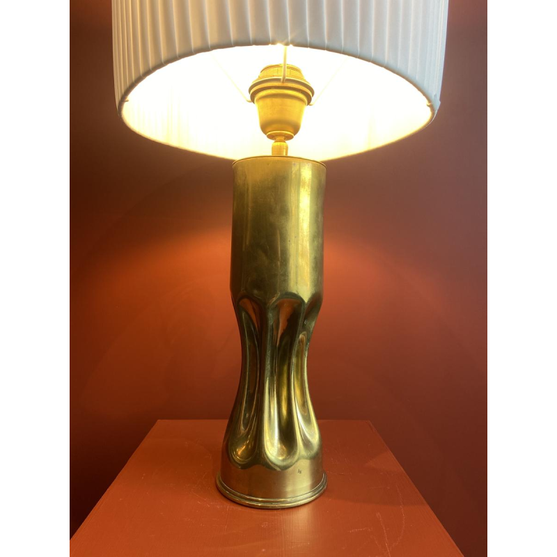 Handgemaakte lamp met geplooide, golvende cilindrische kap en messing fitting.
